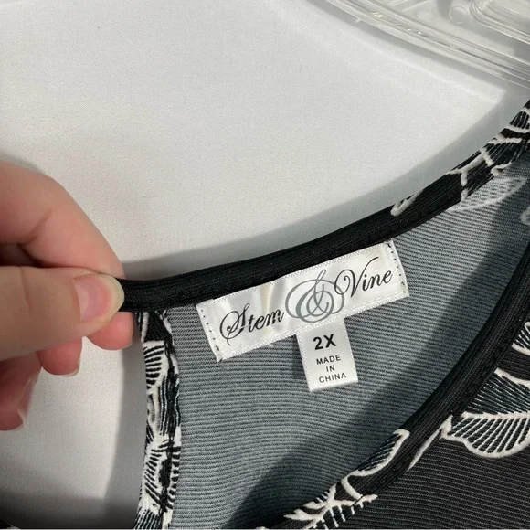 Stem & Vine Black & White Textured Floral Ruffle Sleeve Plus Size Blouse 2X - Picture 3 of 6